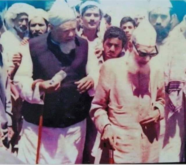 حکیم الاسلام مولانا قاری محمد طیب مشہور عالم شیخ القرآن مولانا غلام اللہ خان رحمہ اللہ کے ساتھ۔